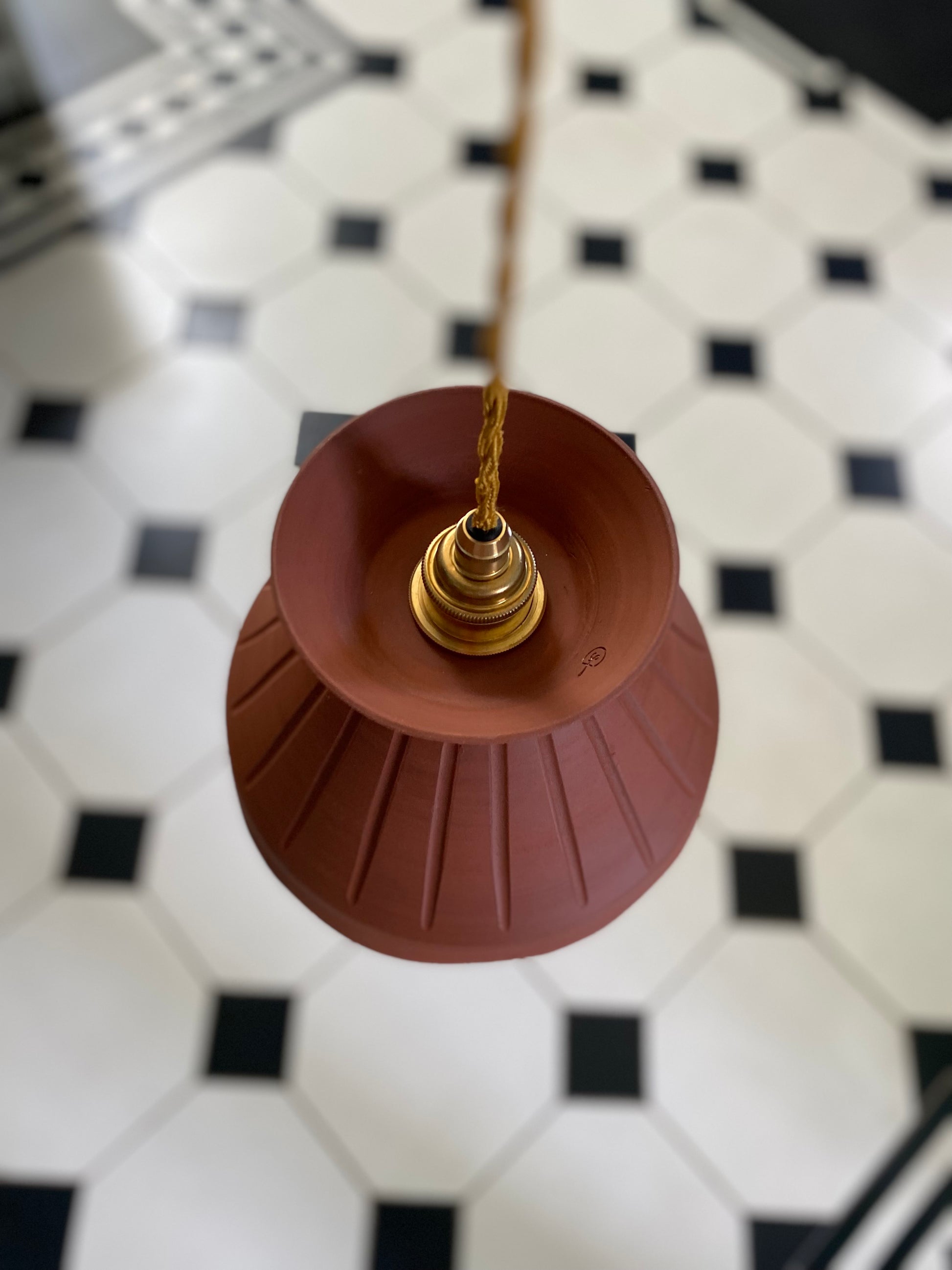 Suspension en céramique artisanale terracotta – Ségolène H. Céramique – luminaire fait main