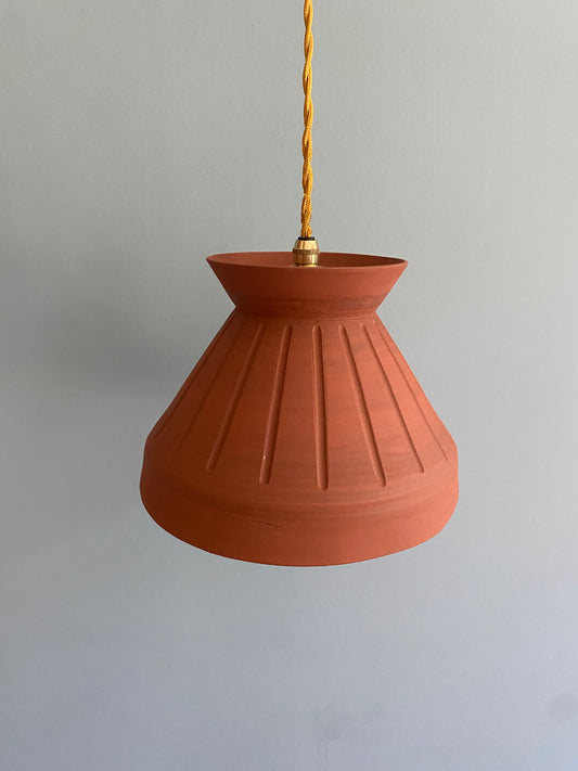Suspension en céramique artisanale terracotta – Ségolène H. Céramique – luminaire fait main