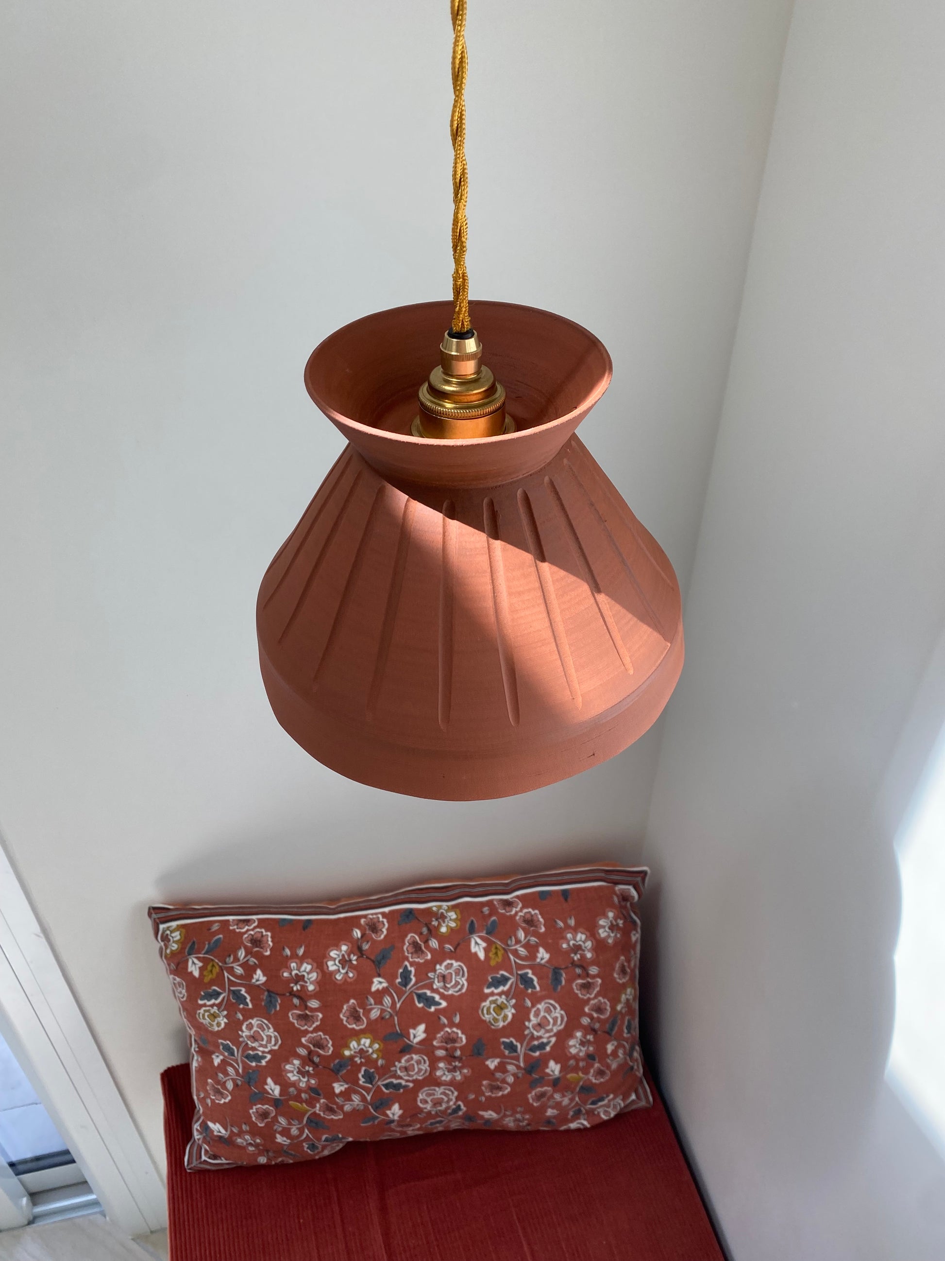 Suspension en céramique artisanale terracotta – Ségolène H. Céramique – luminaire fait main