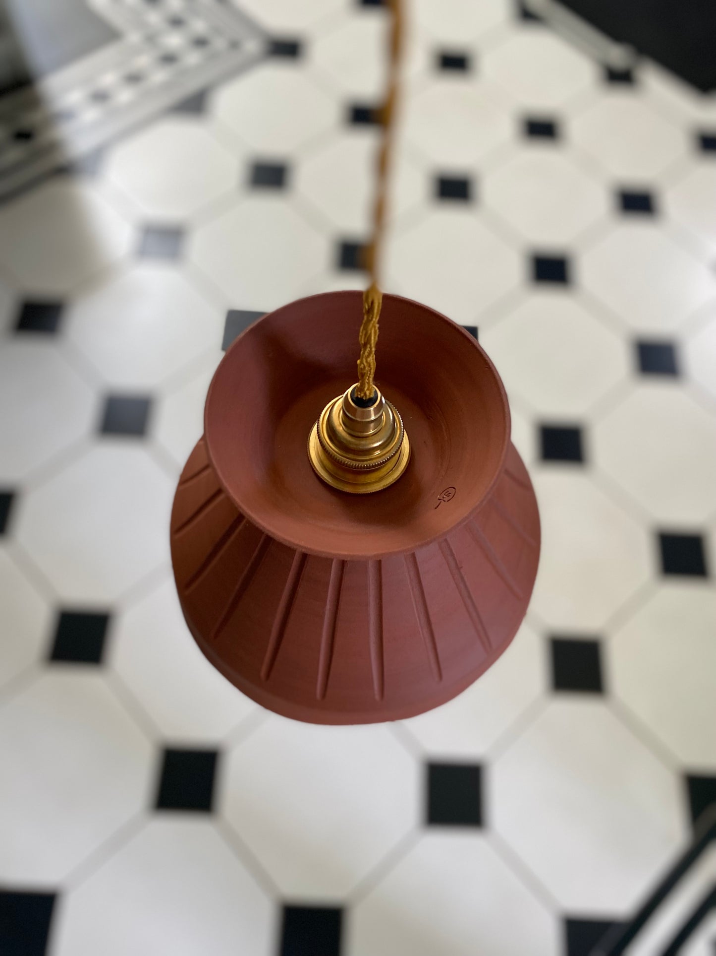 Suspension en céramique artisanale terracotta – Ségolène H. Céramique – luminaire fait main