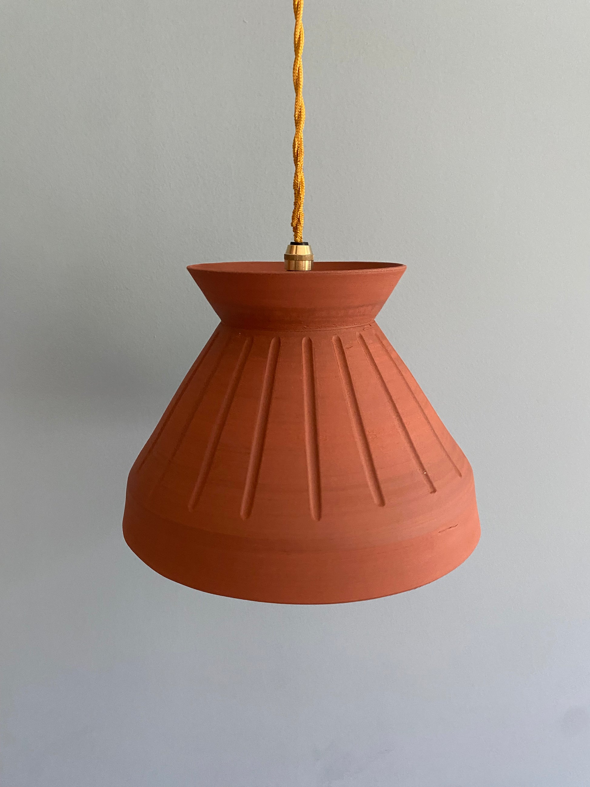 Suspension en céramique artisanale terracotta – Ségolène H. Céramique – luminaire fait main