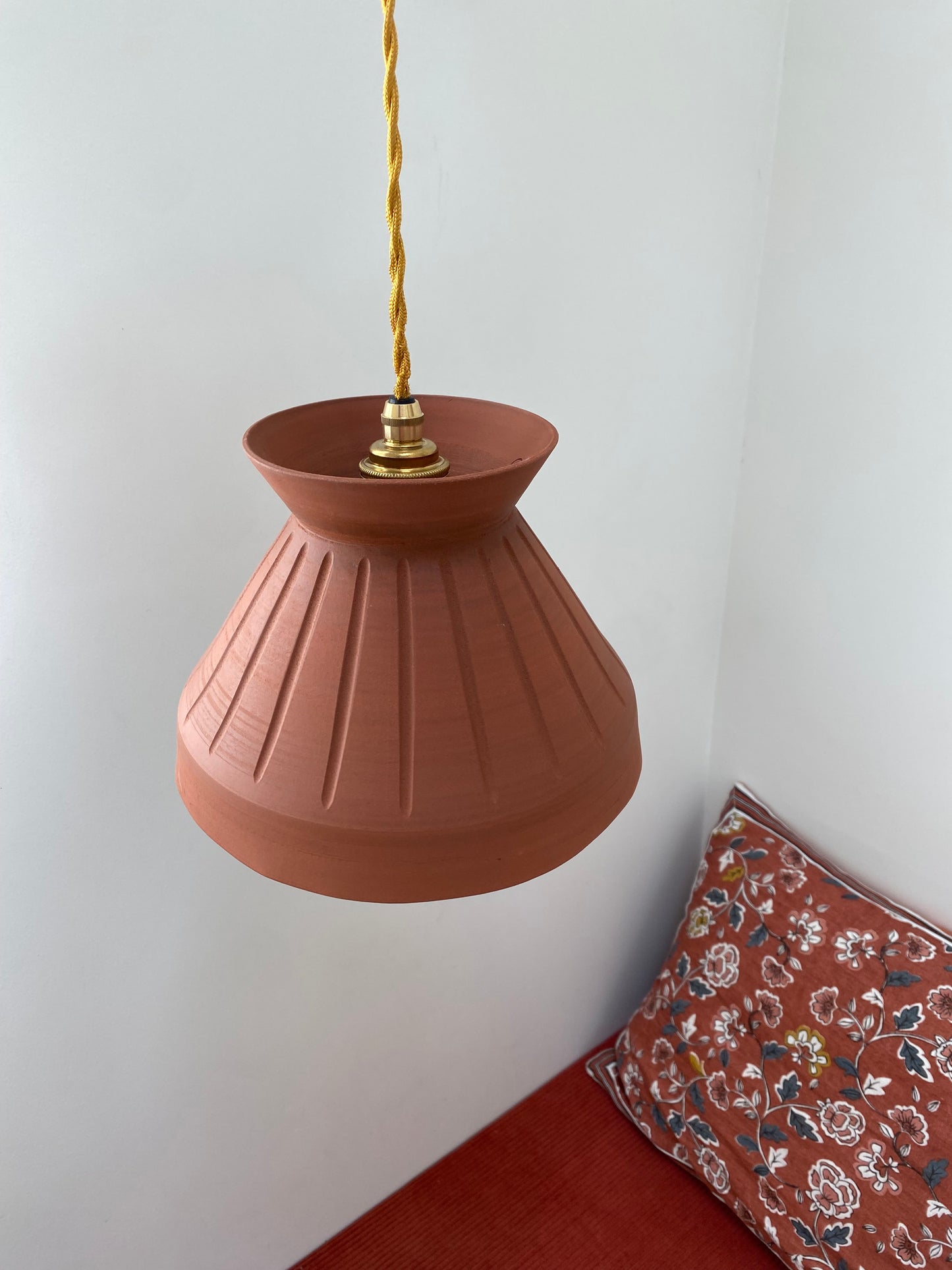 Suspension en céramique artisanale terracotta – Ségolène H. Céramique – luminaire fait main